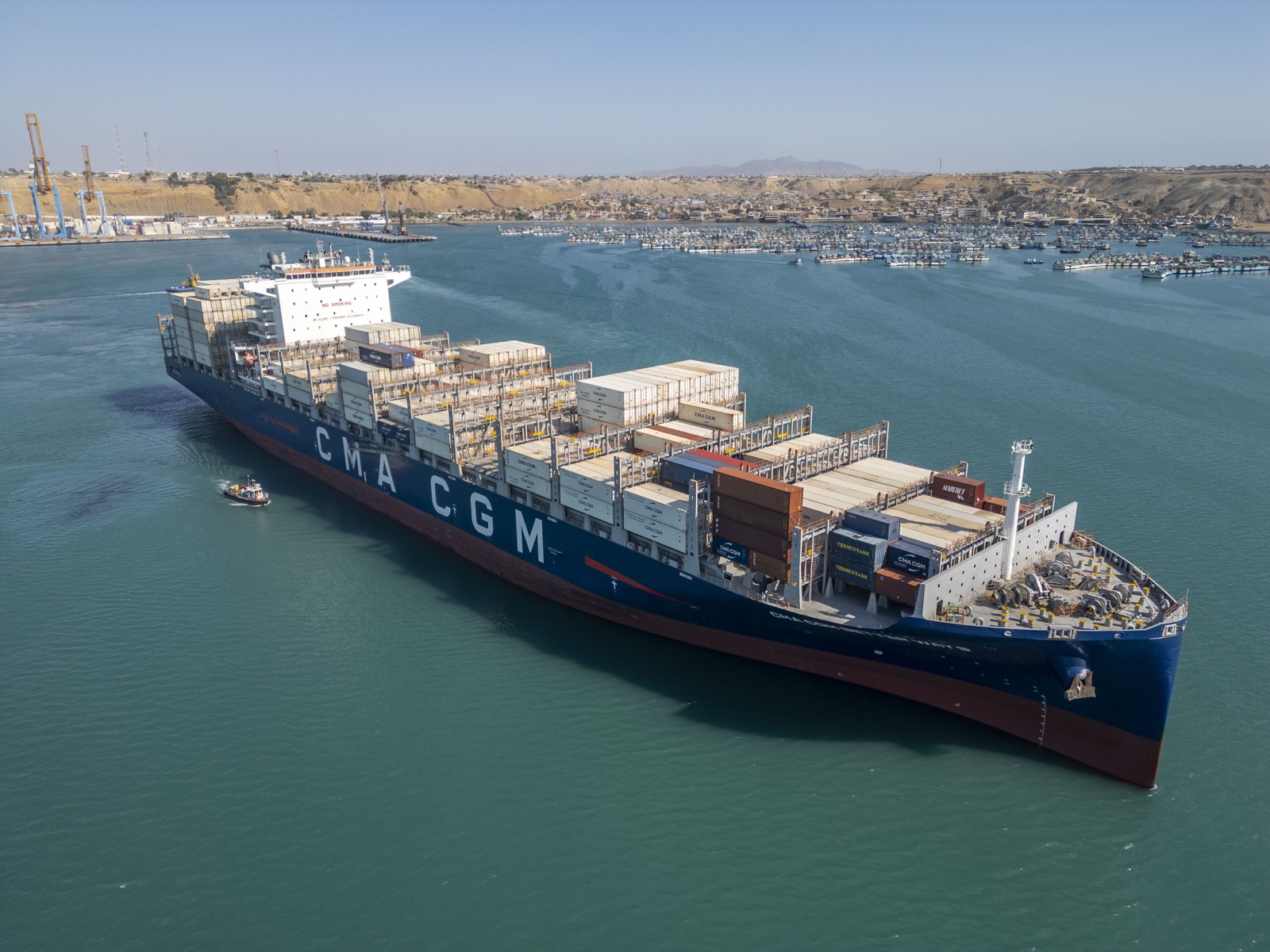Vista a&eacute;rea del barco de contenedores en puerto de exportaci&oacute;n