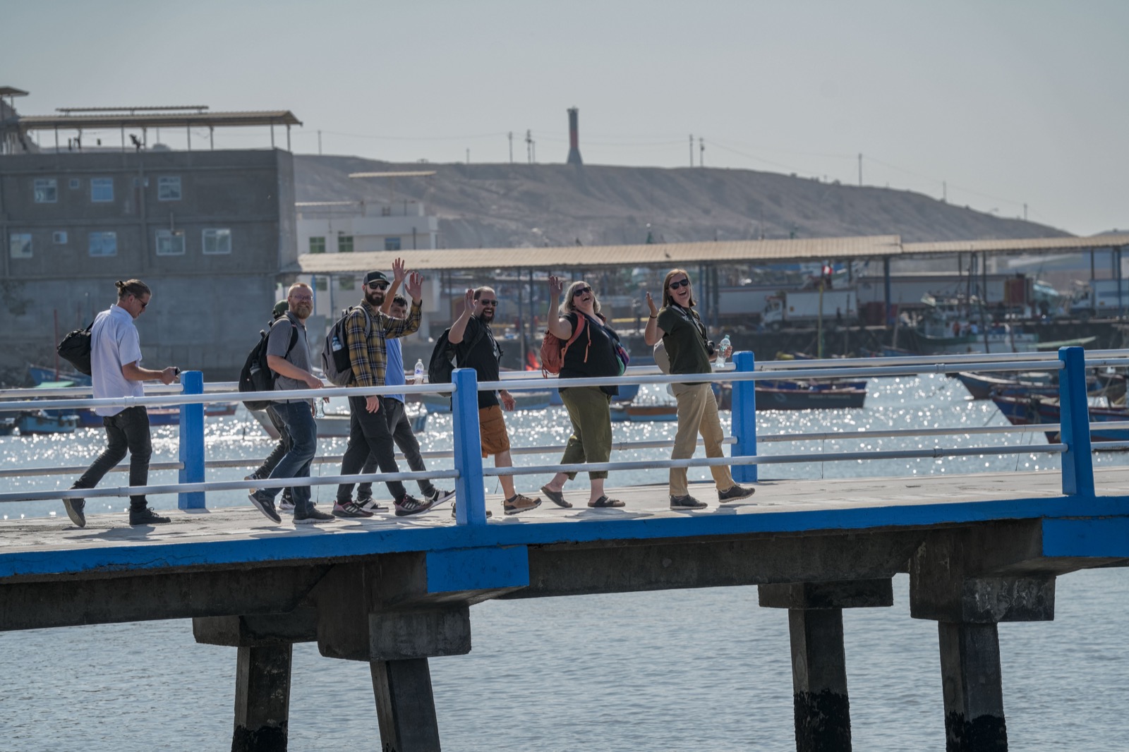 Equal Exchange — Delegación caminando por el muelle, Valle del Chira