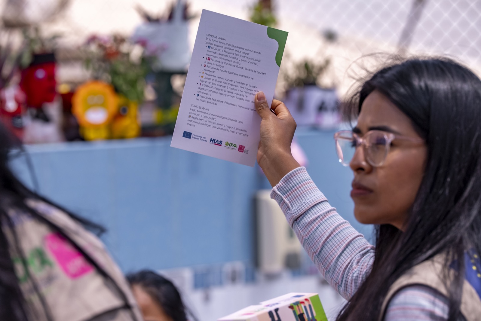 Facilitadora de DYA compartiendo material educativo con la comunidad