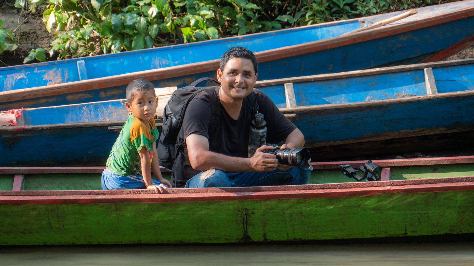 Alfred Ruffner en campo con c&aacute;mara