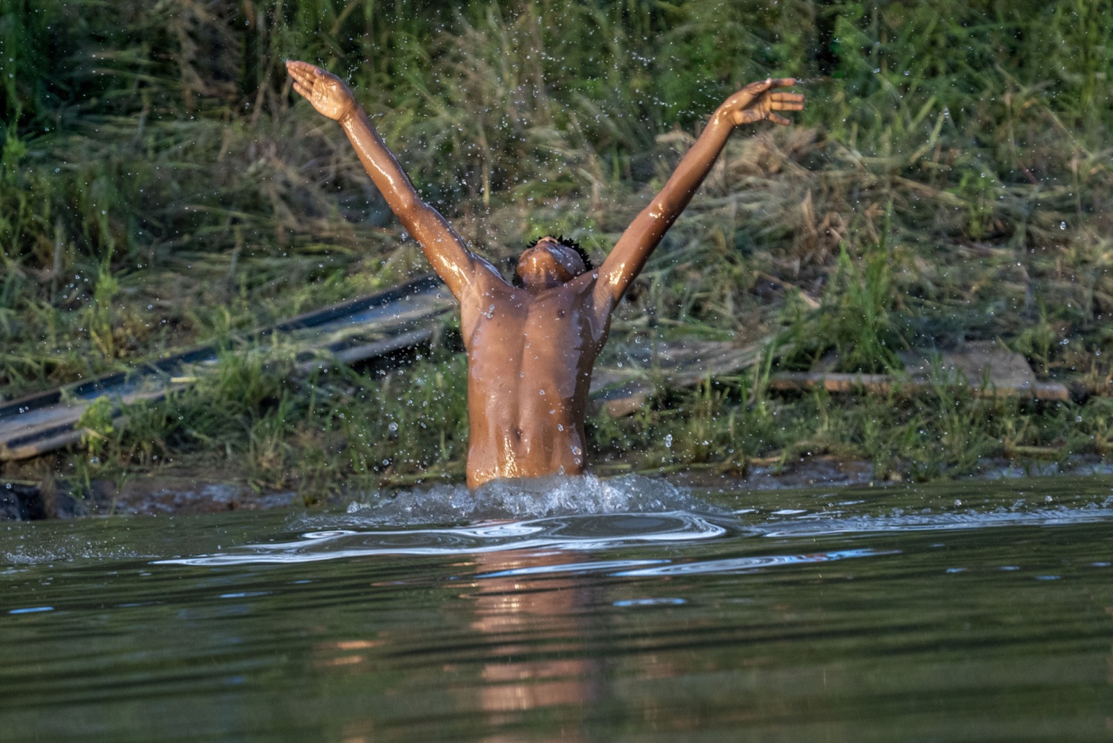 Niño chapoteando en río